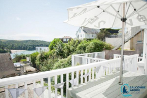Chic apartment with estuary views & spa passes